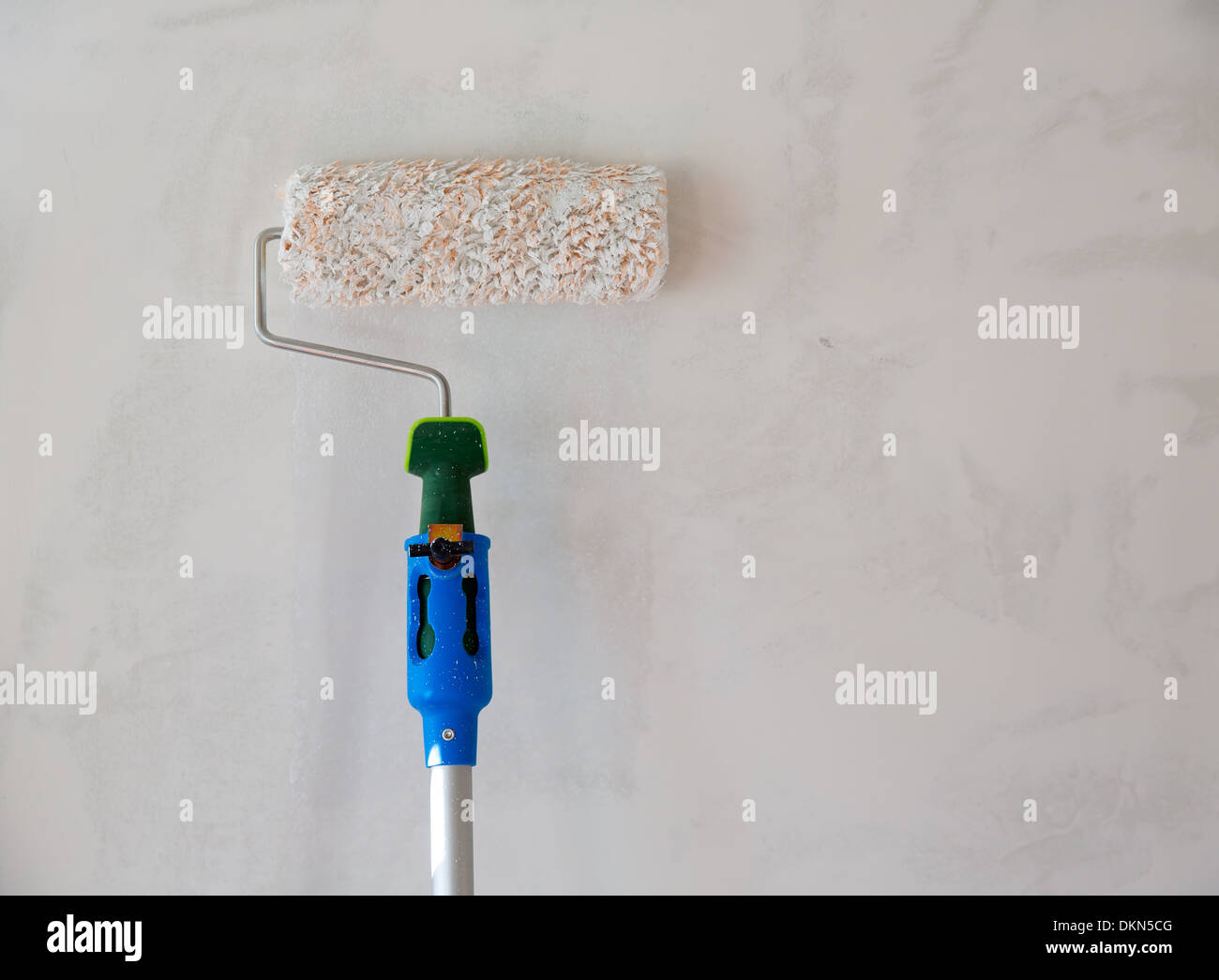 Paint roller for painting wall after plastering plaste Stock Photo Alamy