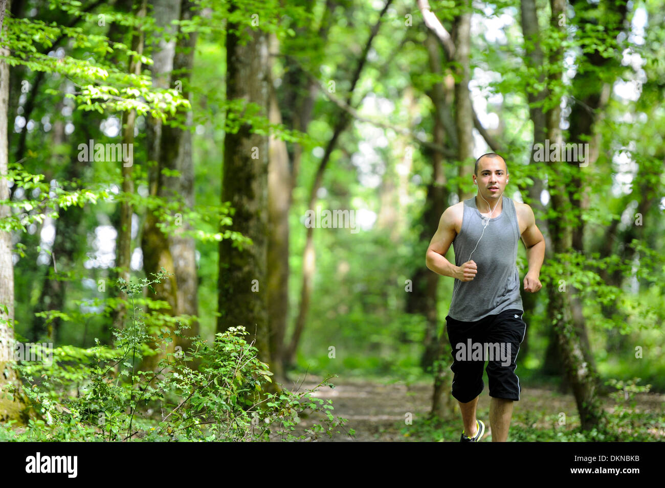 Парень бежит в лесу. Мой бог бег. Весы aresa sb-310. Спорт в горах бег. Мой бог бег.