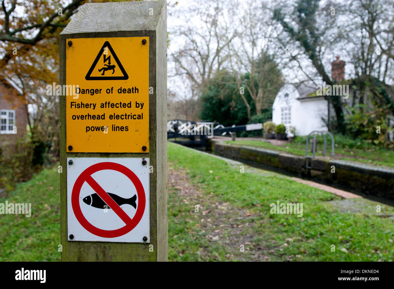 Warning sign overhead power lines hires stock photography and images