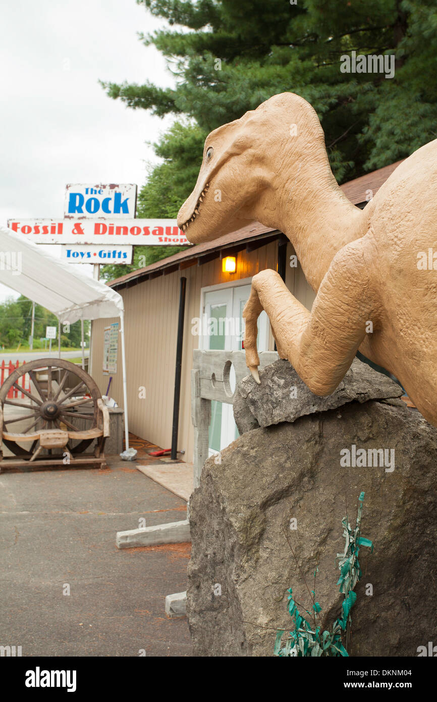 Deerfield , Massachusetts roadside fossil and dinosaur shop features a giant model dinosaur to lure in customers. Stock Photo