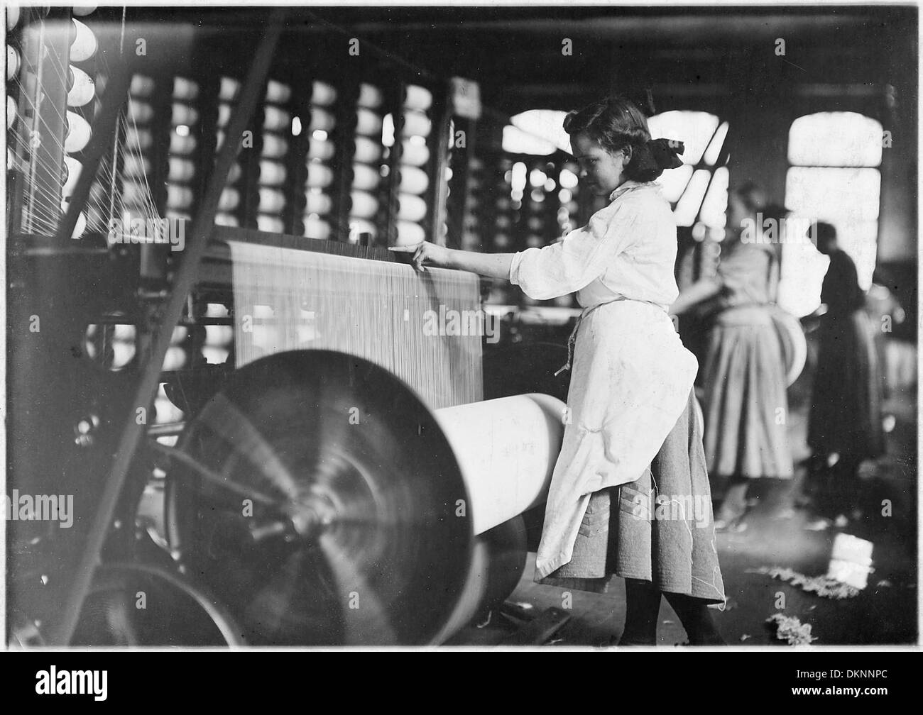 Lincoln Cotton Mills, Evansville, Ind. Girls at weaving machines, warpers. Evansville, Ind. 523100 Stock Photo