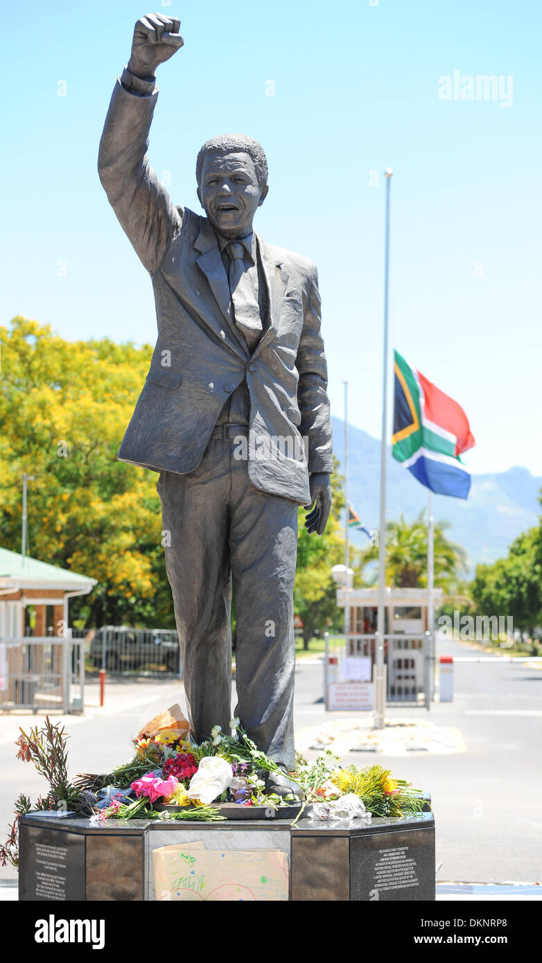 Paarl, South Africa. 8th Dec 2013. visitors place flowers at the statue of Nelson Mandela at the entrance of the Groot Drakenstein Prison formerly known as the Victor Verster Prison in Paarl, just outside of Cape Town. The statue is at the place Nelson Mandela walked out of prison, a free man, on 11 February 1990. Photo by Roger Sedres/ImageSA Stock Photo