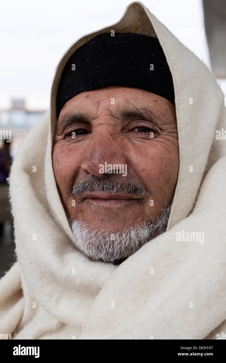 Libya, Nalut. Old Libyan Man Wearing a Holi, the traditional white cloak, and a traditional Tunisian hat, a chechia. Stock Photo