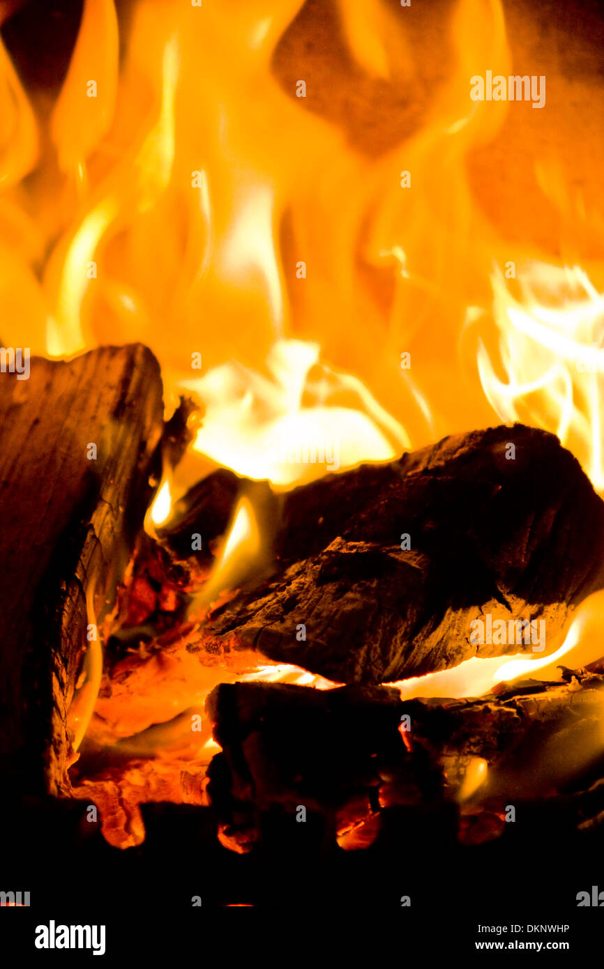 Flaming logs hires stock photography and images Alamy