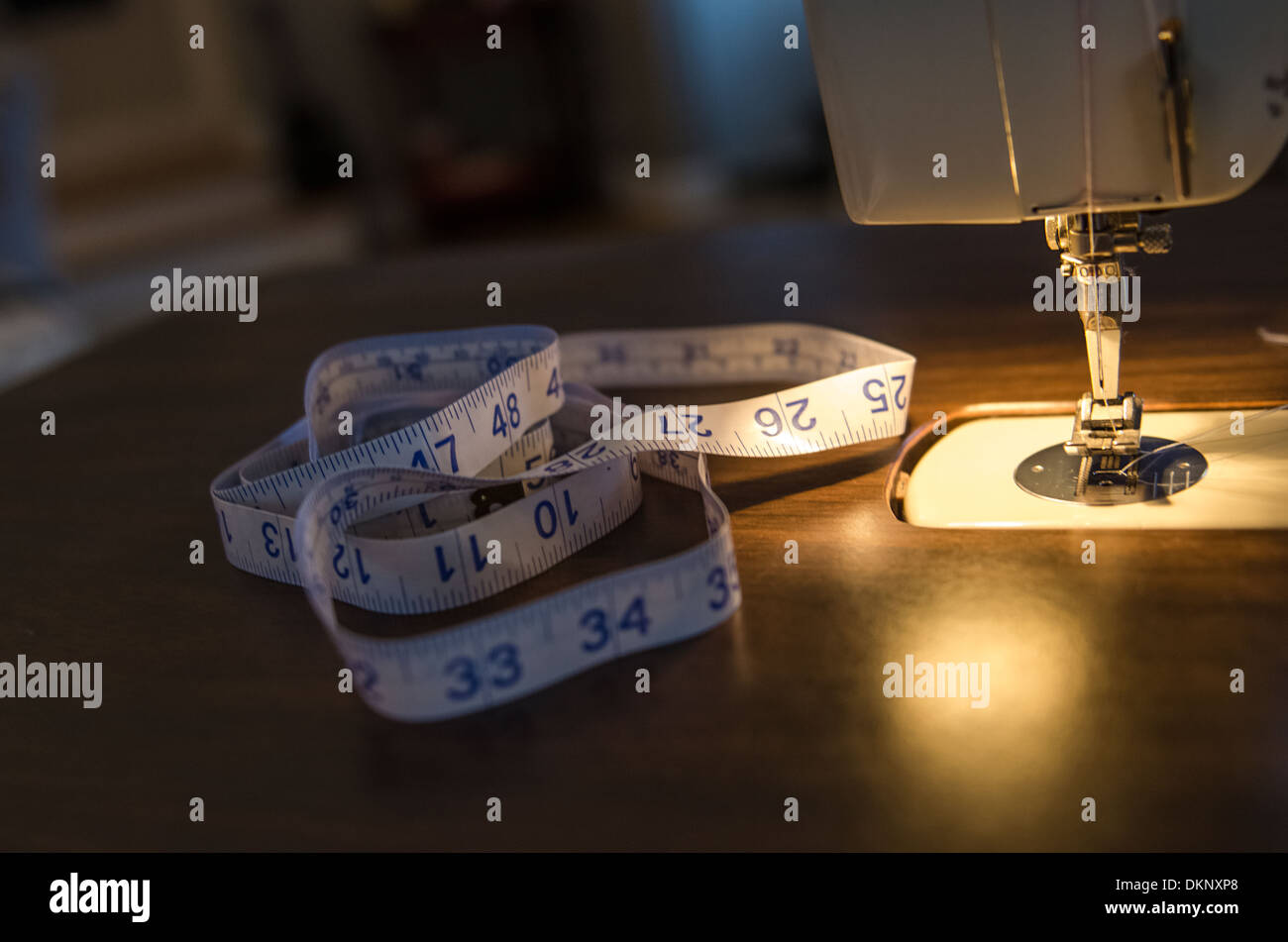 https://c8.alamy.com/comp/DKNXP8/measuring-tape-and-sewing-DKNXP8.jpg