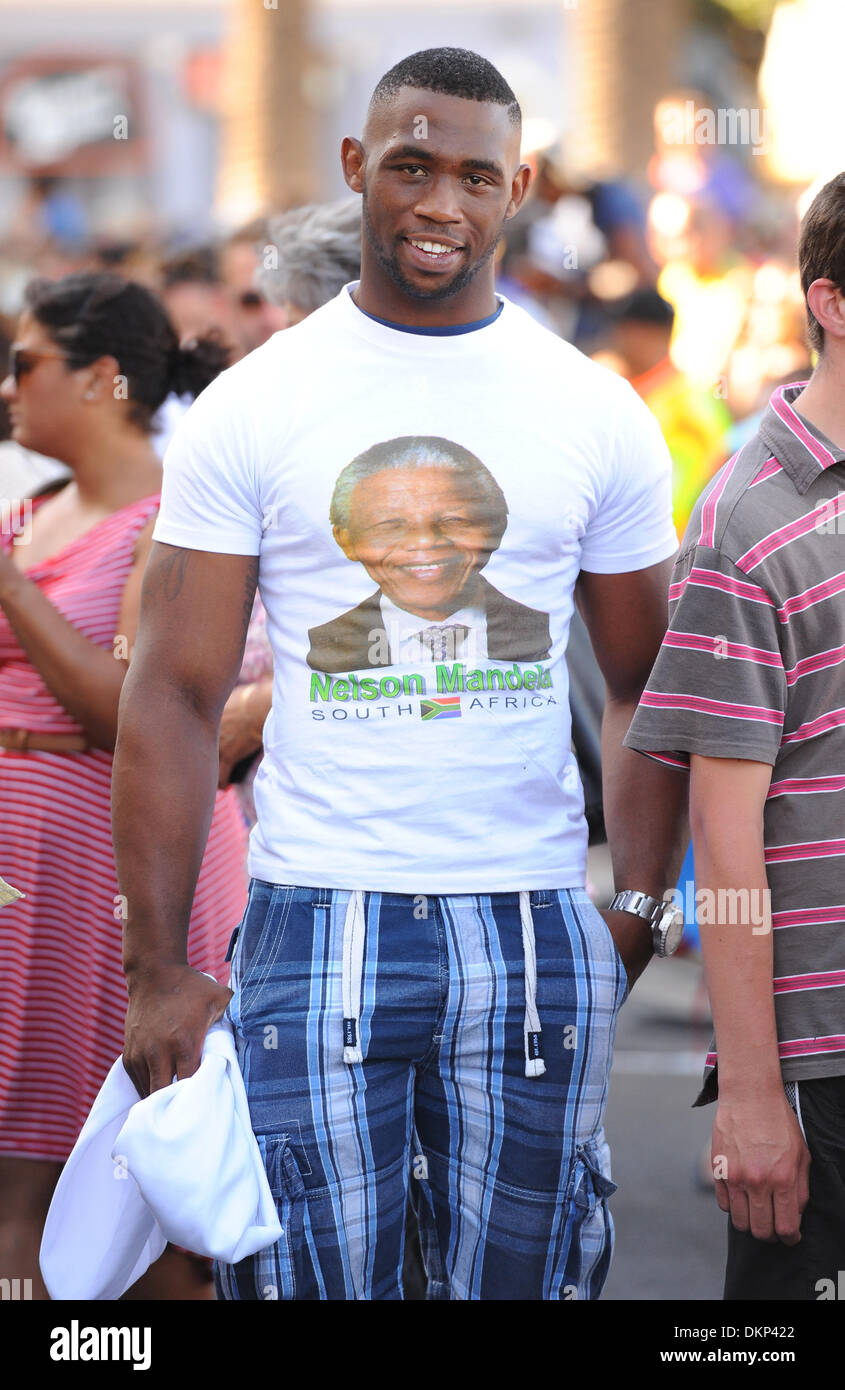Cape Town South Africa 8th Dec 2013 Springbok Rugby Player Siya Kolisi Stands In Line To Write His Condolence Message The City Of Cape Town Hosted An Interfaith Service On The Grand