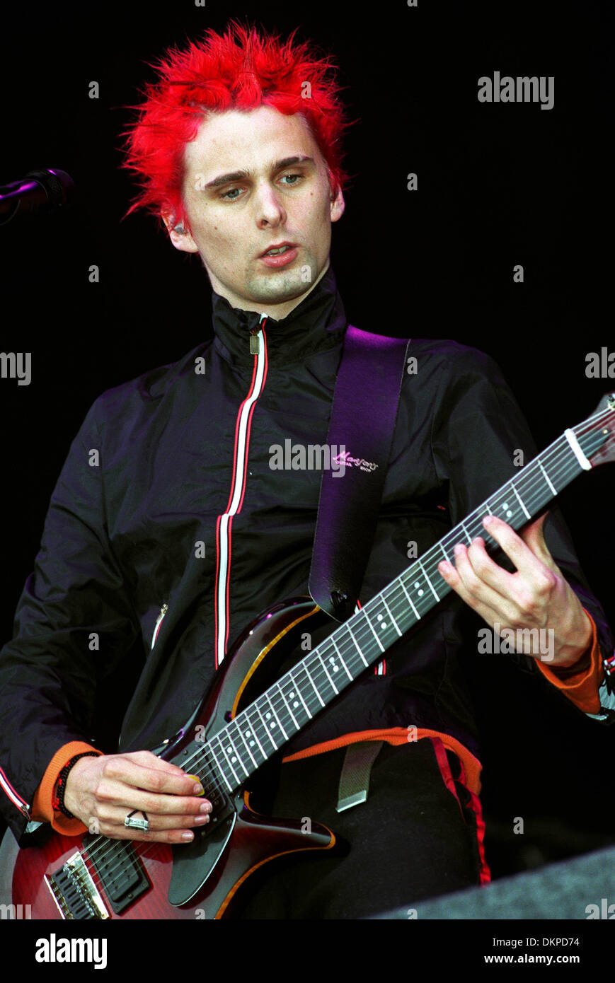 MATTHEW BELLAMY.MUSE, ROCK GROUP.KINROSS, SCOTLAND.07/07/2001.BP15D29C  Stock Photo - Alamy