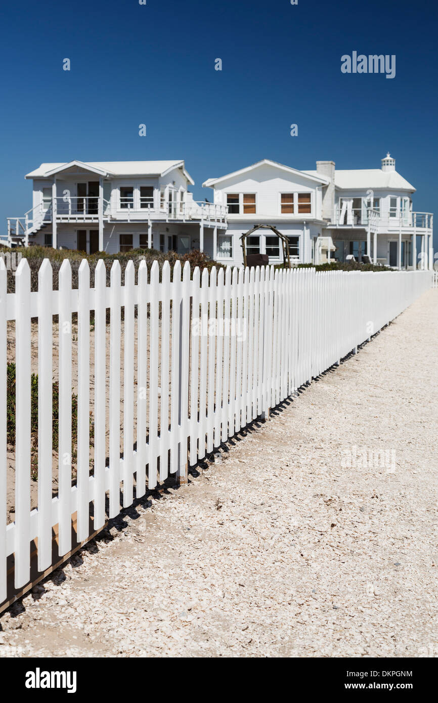 White picket fence house hi-res stock photography and images - Alamy