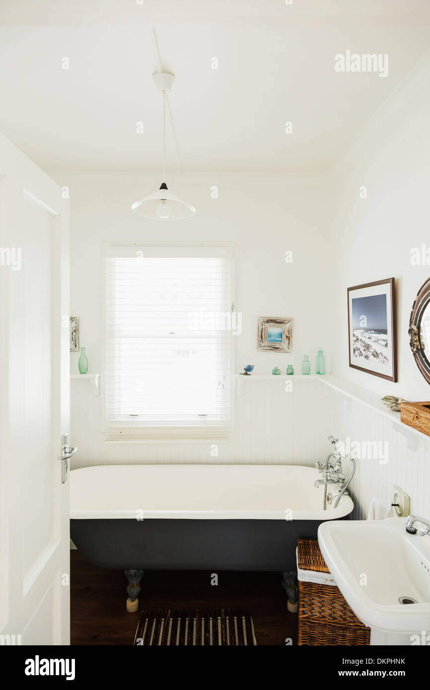 Claw foot bathtub in luxury bathroom Stock Photo Alamy