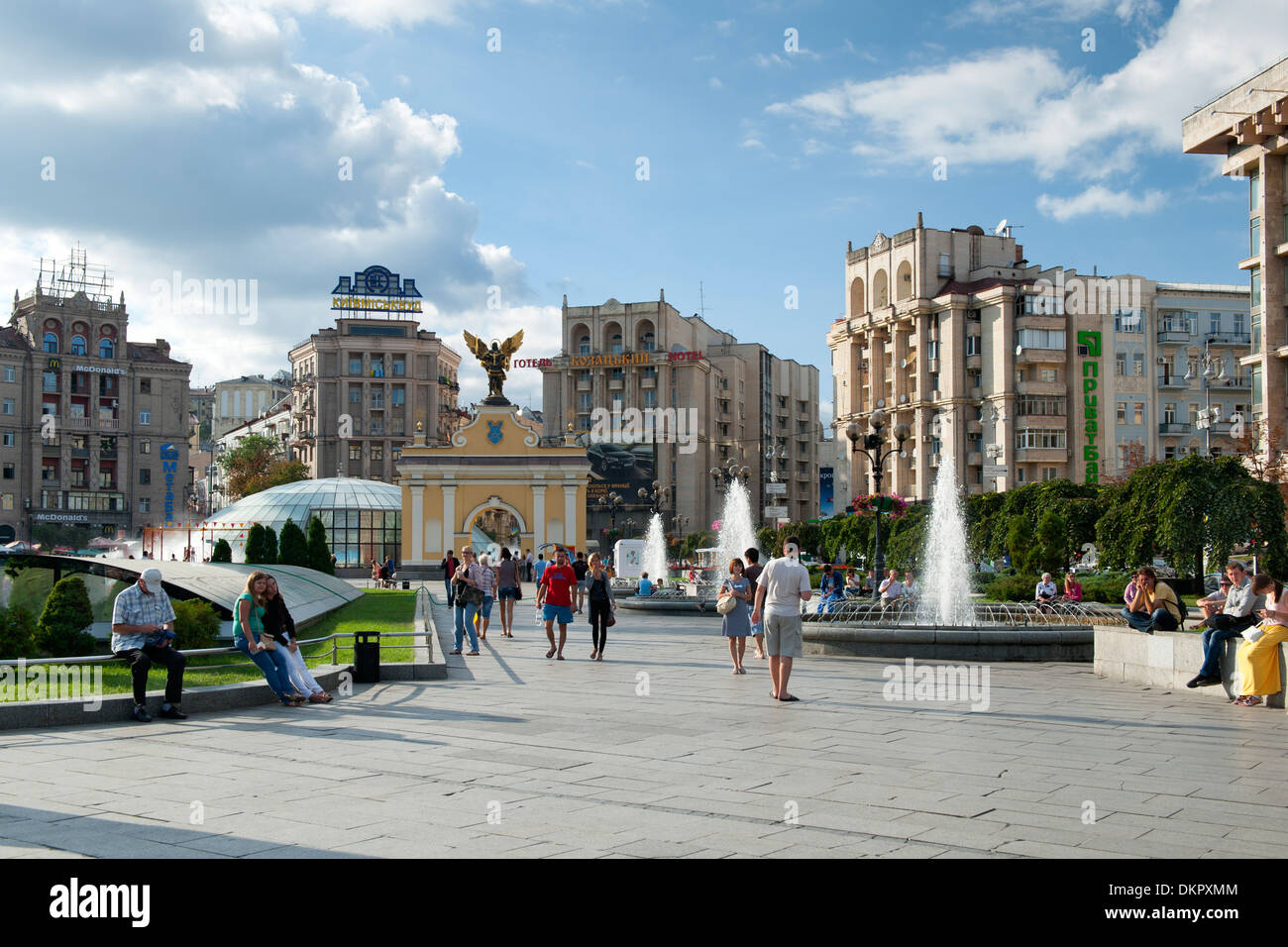 Pecers'kyj gate and pedestrians in Independence Square (Maidan Nezalezhnosti) in Kiev, the capital of Ukraine. Stock Photo
