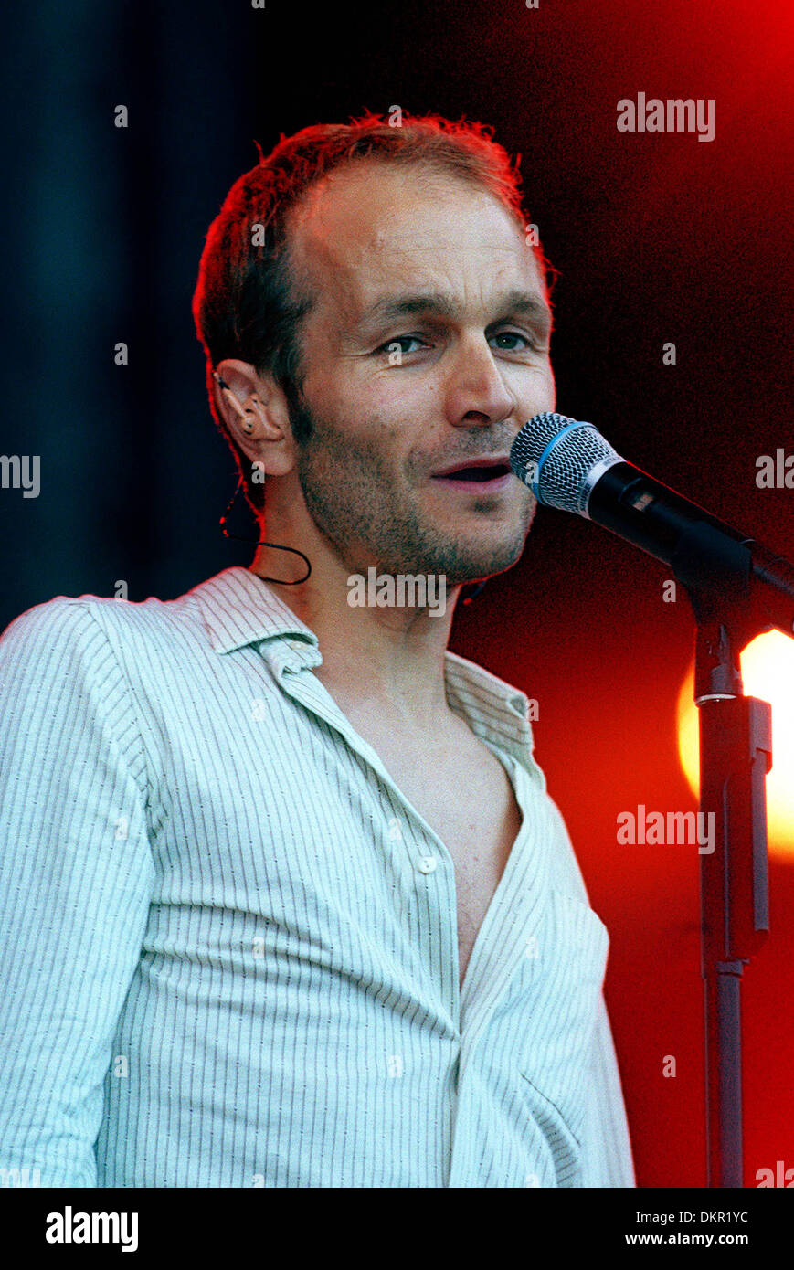 TIM SINGER WITH ''JAMES''.ND.T IN THE PARK, SCOTLA.07/07/2001.BQ44G19C.Â Photo - Alamy