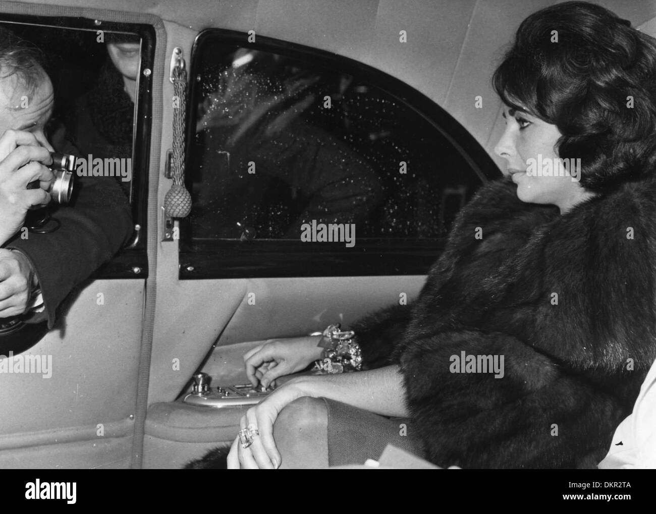 Nov. 6, 1960 - Paris, France - Two time Academy Award winning screen legend ELIZABETH TAYLOR, known for her glamorous Hollywood lifestyle and numerous husbands died March 23, 2011 of heart failure. PICTURED: Liz Taylor being photographed by paparazzi from her car at Orly Airport. (Credit Image: © KEYSTONE Pictures USA) Stock Photo