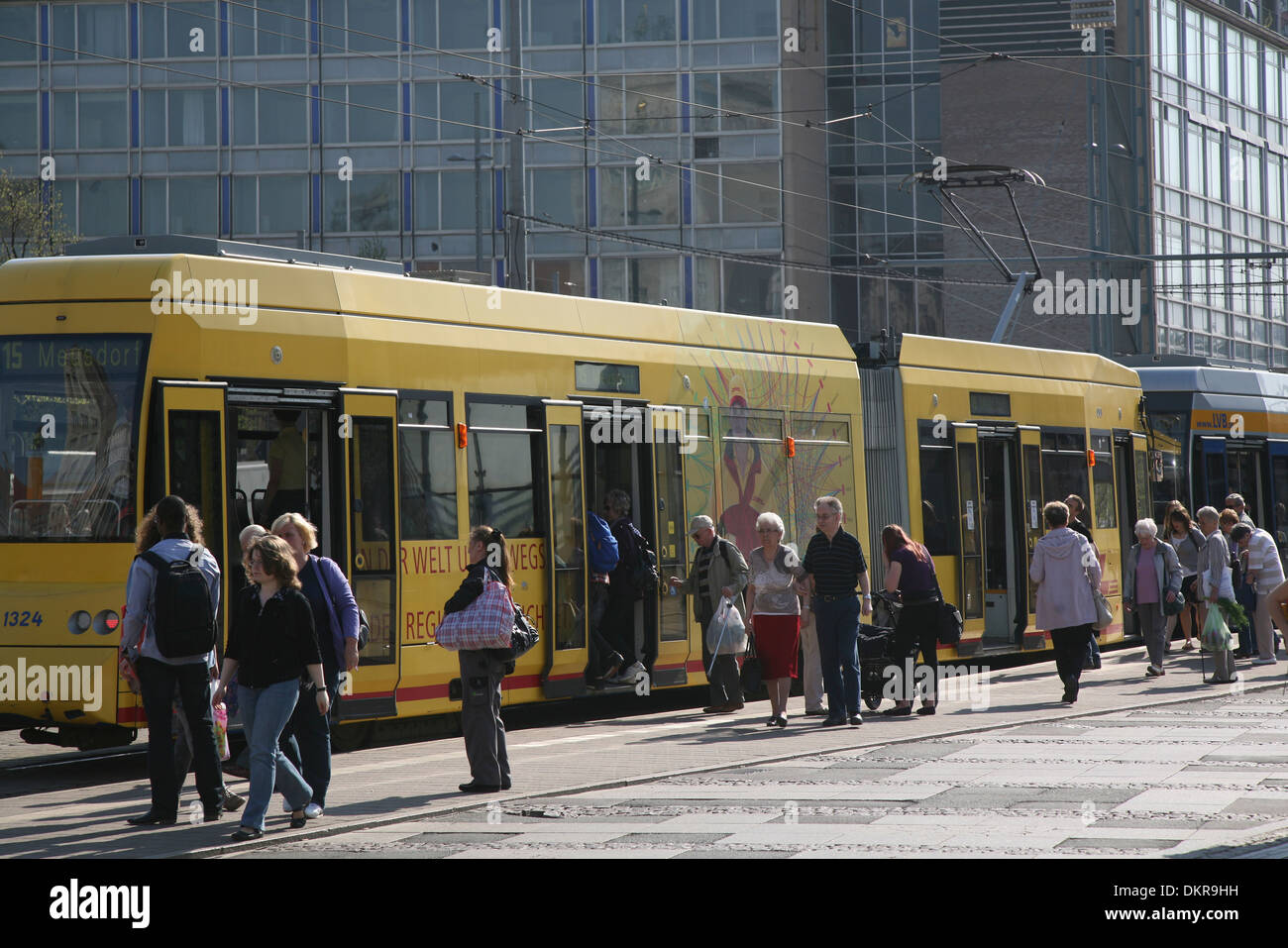Leipzig Sachsen Augustusplatz Straßenbahnhaltestelle Personen steigen in Straßenbahn Stock Photo