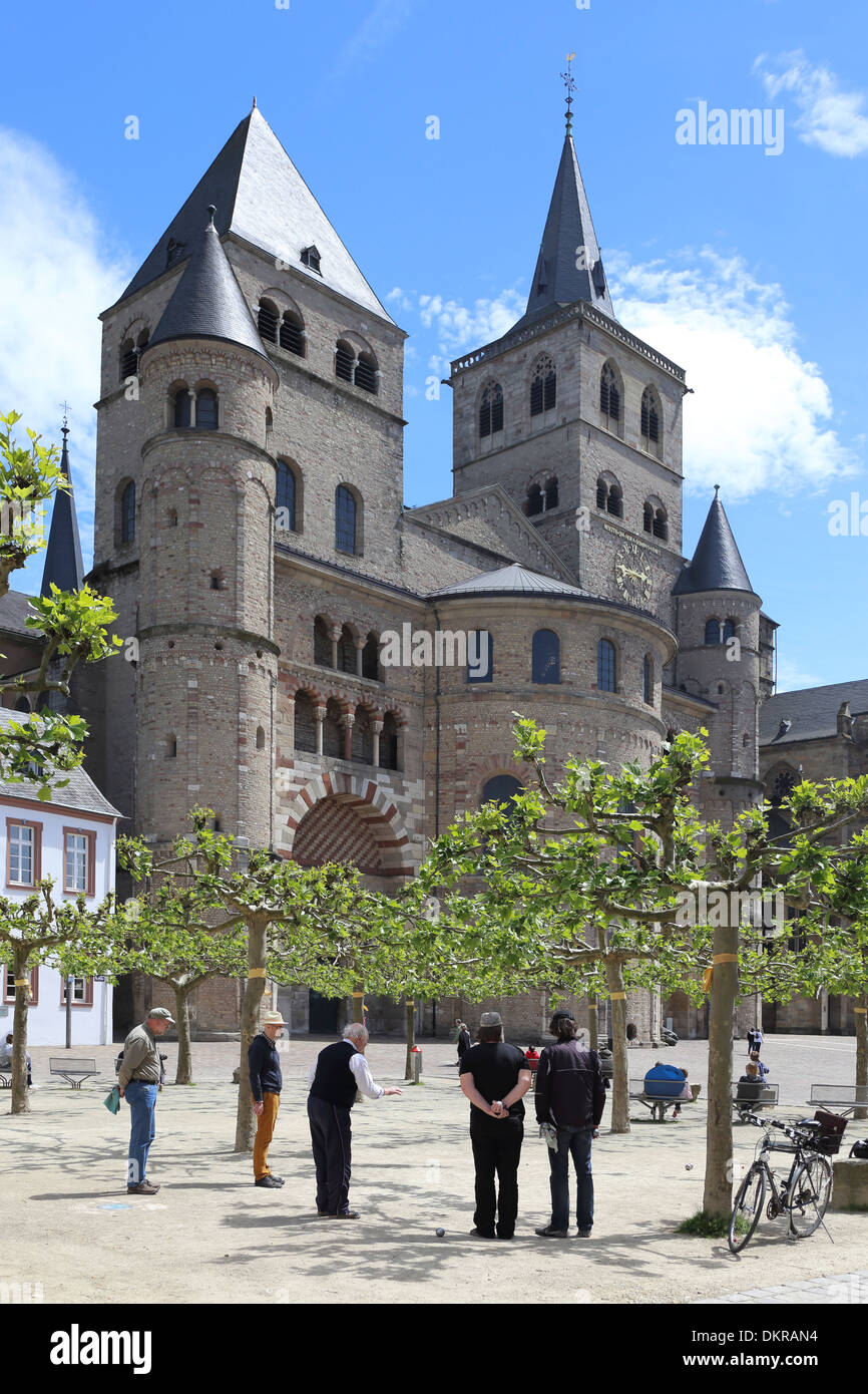 Trier Dom Domfreihof Leute spielen Boule Stock Photo