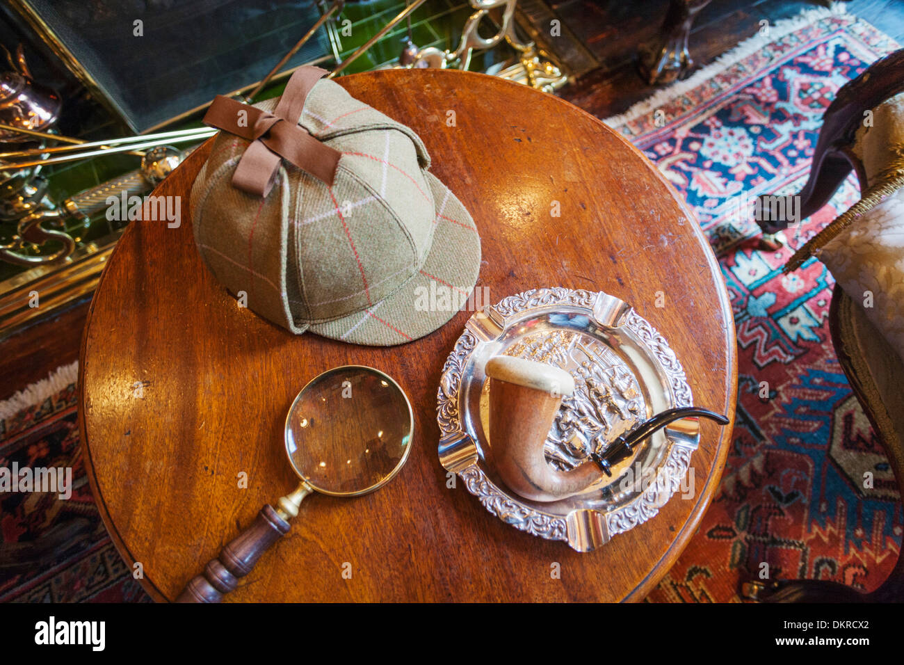 England, London, 221B Baker Street, Sherlock, Holmes, Museum, Detail of Deerstalker Hat and Clay  Pipe Stock Photo