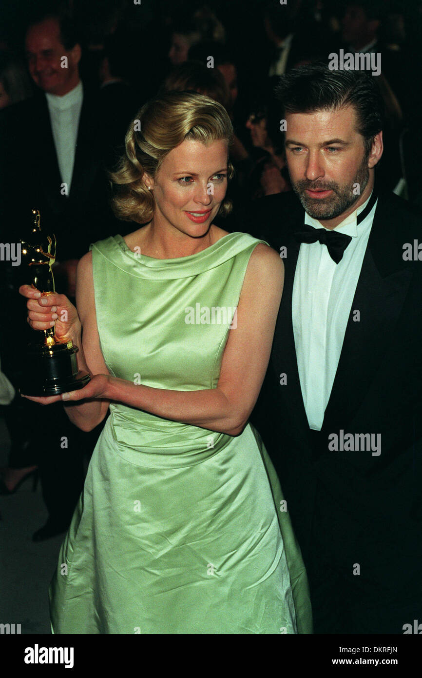 KIM BASINGER & ALEC BALDWIN.WITH OSCAR. ACTRESS & ACTOR.14/04/1998
