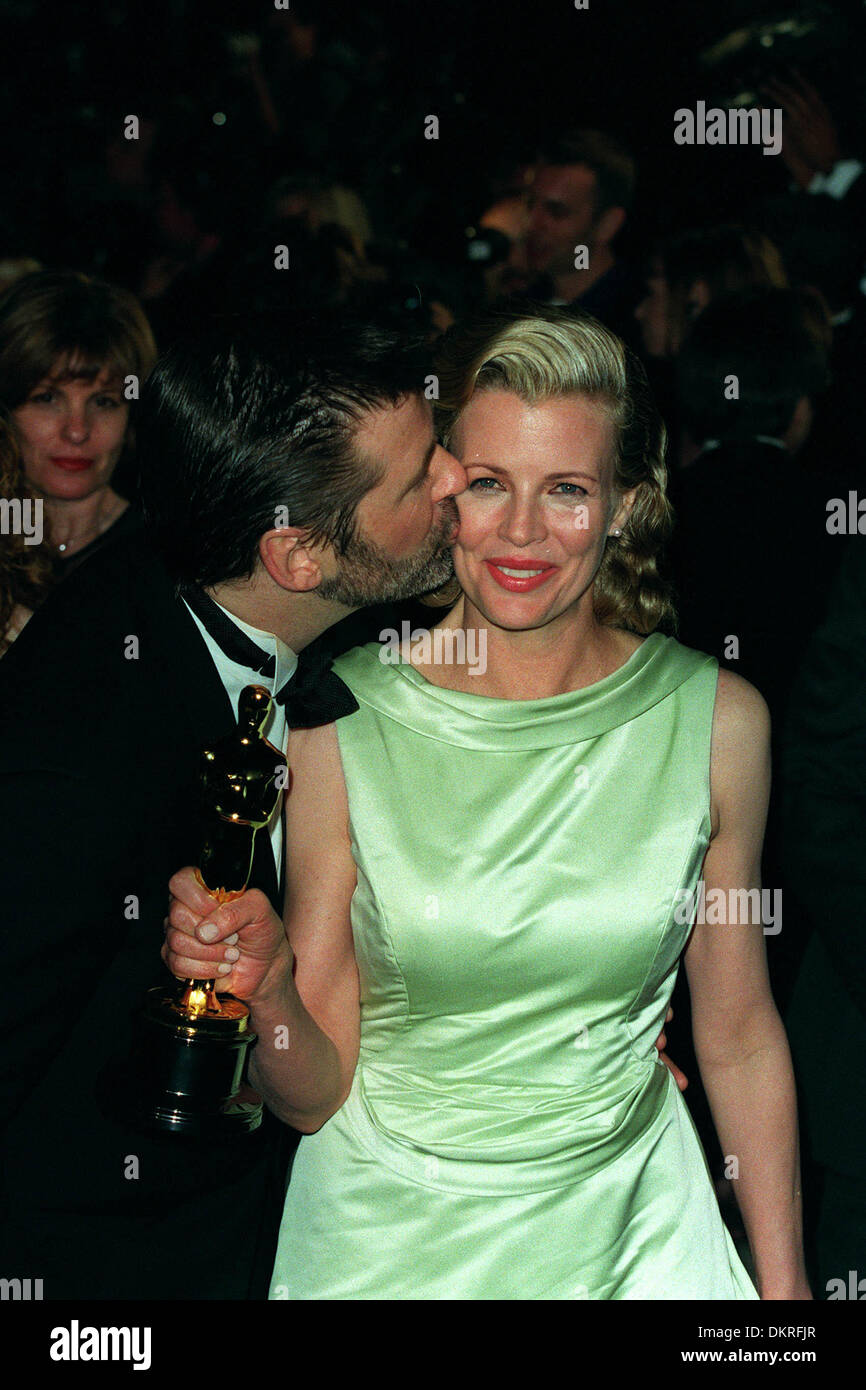 KIM BASINGER & ALEC BALDWIN.WITH OSCAR. ACTRESS & ACTOR.14/04/1998