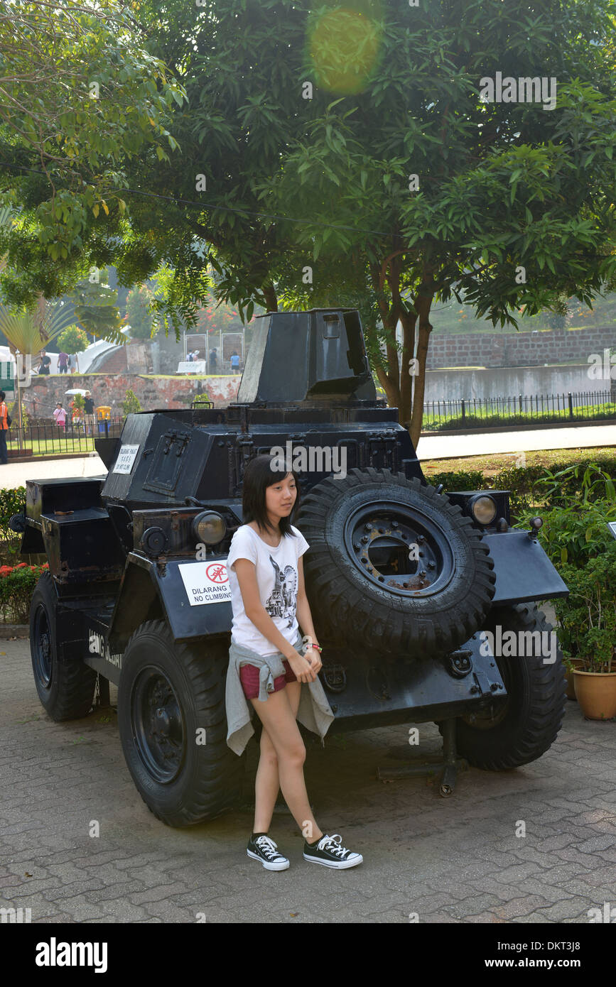 Touristin, Panzer, Unabhaengigkeits-Museum, Melaka, Malaysia Stock Photo