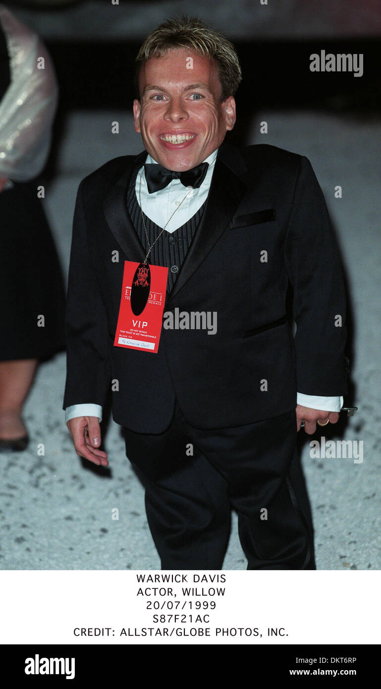 Actor warwick davis hi-res stock photography and images - Alamy