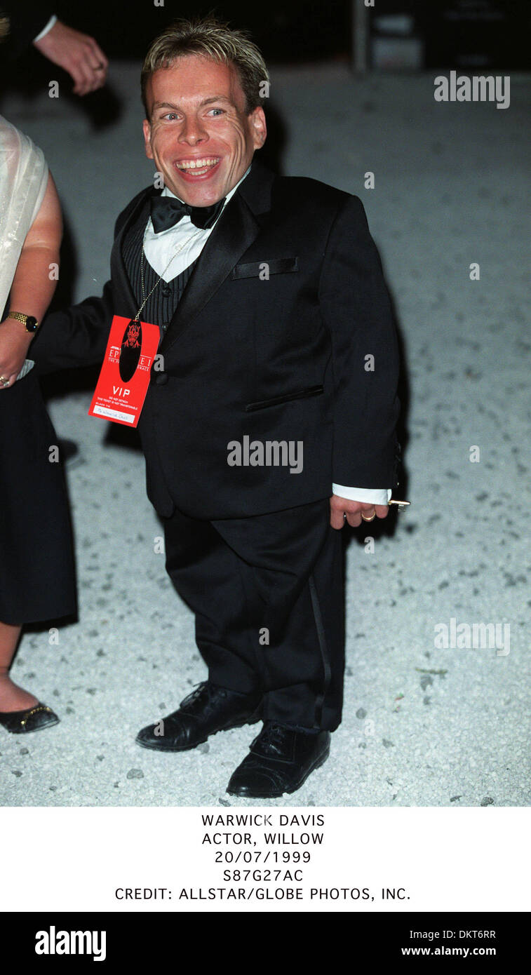 Actor warwick davis hi-res stock photography and images - Alamy