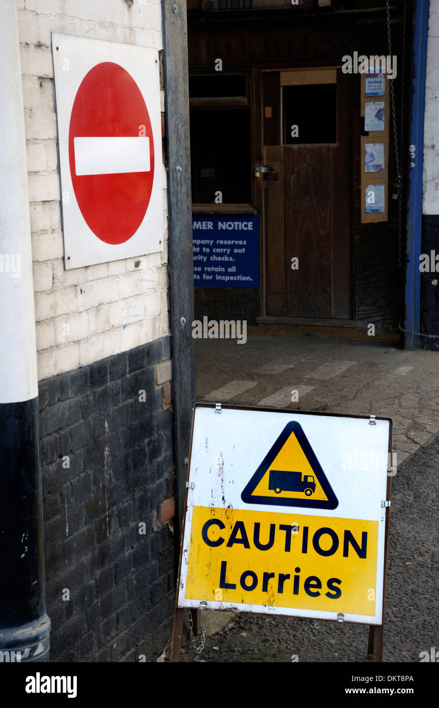 Maidstone, Kent, England. Caution Lorries sign at entrance to a DIY store's loading bay Stock Photo