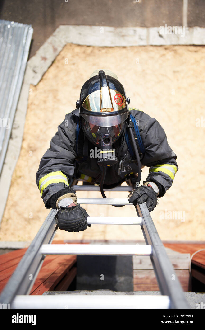 Пожарный поднимается по лестнице. Штурмовая лестница пожарная. Пожарная лестница на машине спасение. Пожарный взбирается по лестнице. Лестница пожарная спасательная лсу.