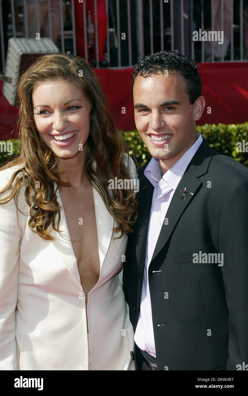 BIANCA KAJLICH, LANDON DONOVAN.ACTRESS & USA SOCCER PLAYER.ANGELES, USA.KODAK THEATRE, HOLLYWOOD, LOS.10/07/2002.LAB5848. Stock Photo