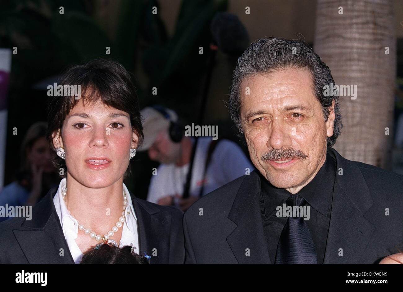 KATHY BENVIN & EDWARD J OLMOS.ANTHONY QUINNS WIDOW & ACTOR.HOLLYWOOD, LOS ANGELES, USA.28/07/2001.BL29D32AC. Stock Photo