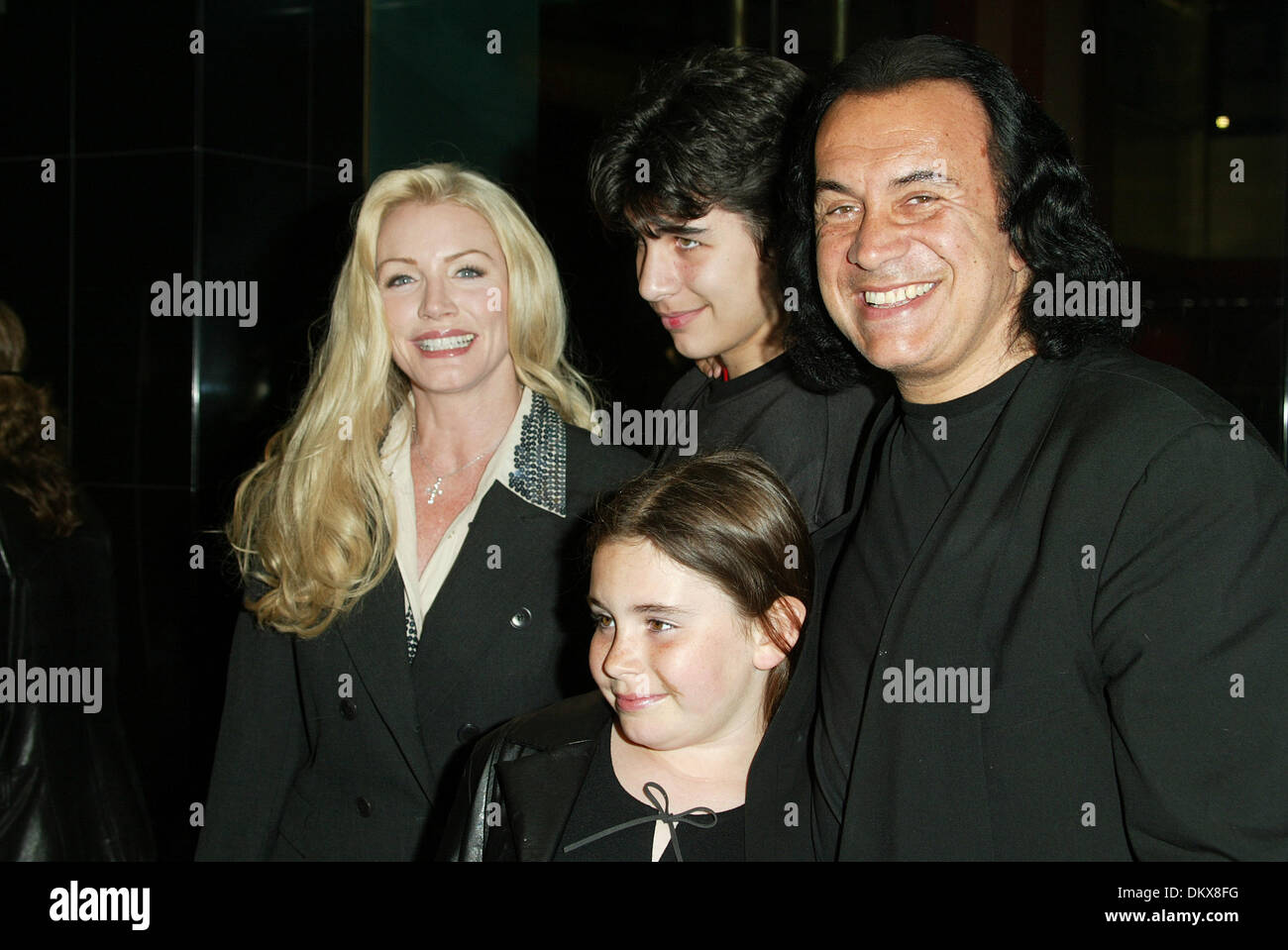 GENE SIMMONS, SHANNON TWEED.WITH KIDS, NICHOLAS & SOPHIE.WOOD, LOS ANGELES, USA.MANNS CHINESE 6 THEATRE, HOLLY.07/05/2002.LA3334 Stock Photo