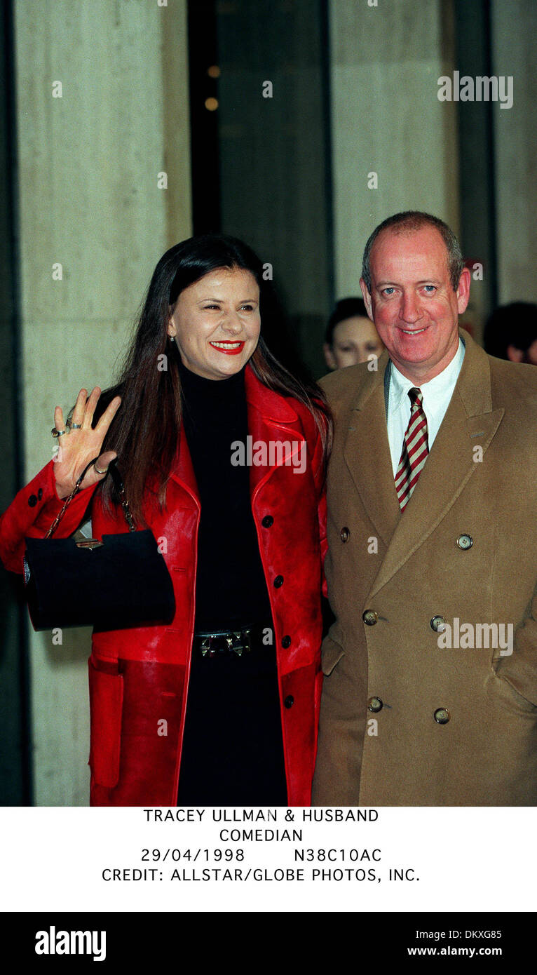 TRACEY ULLMAN & HUSBAND.COMEDIAN.29/04/1998.N38C10AC Stock Photo - Alamy