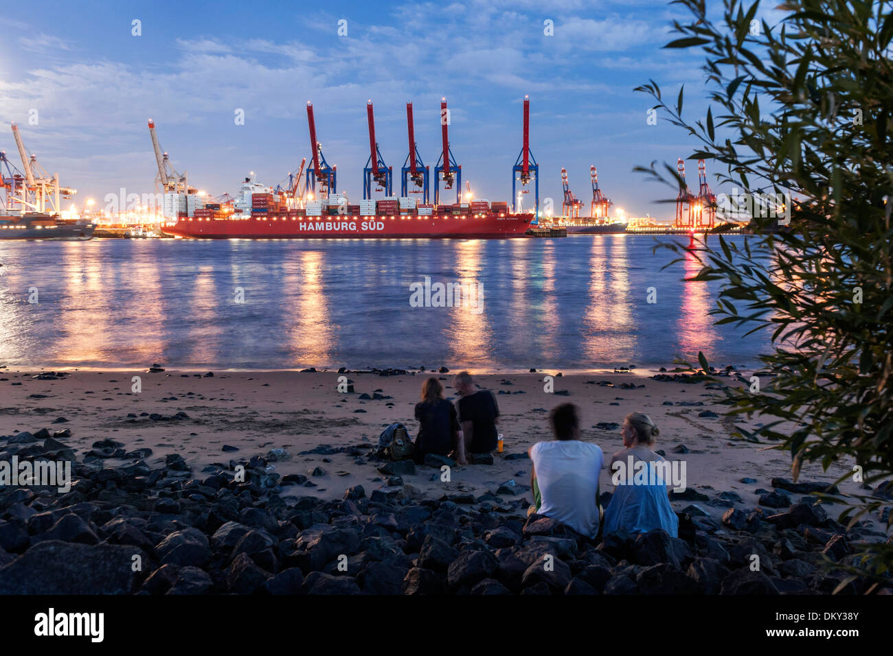 Hamburg night riverbank hi-res stock photography and images - Alamy