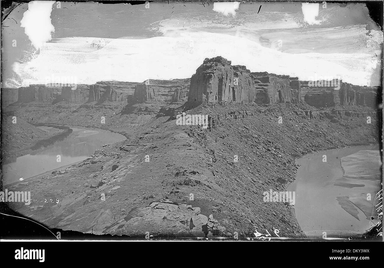 Green River, Labyrinth Canyon. On the dividing ridge at Bowknot Bend ...