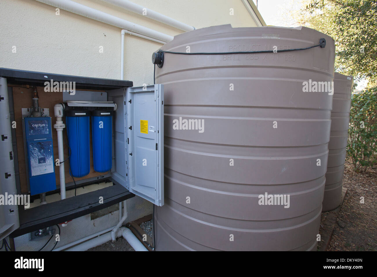 Rainwater harvesting system on a Green home that is off the grid. Los