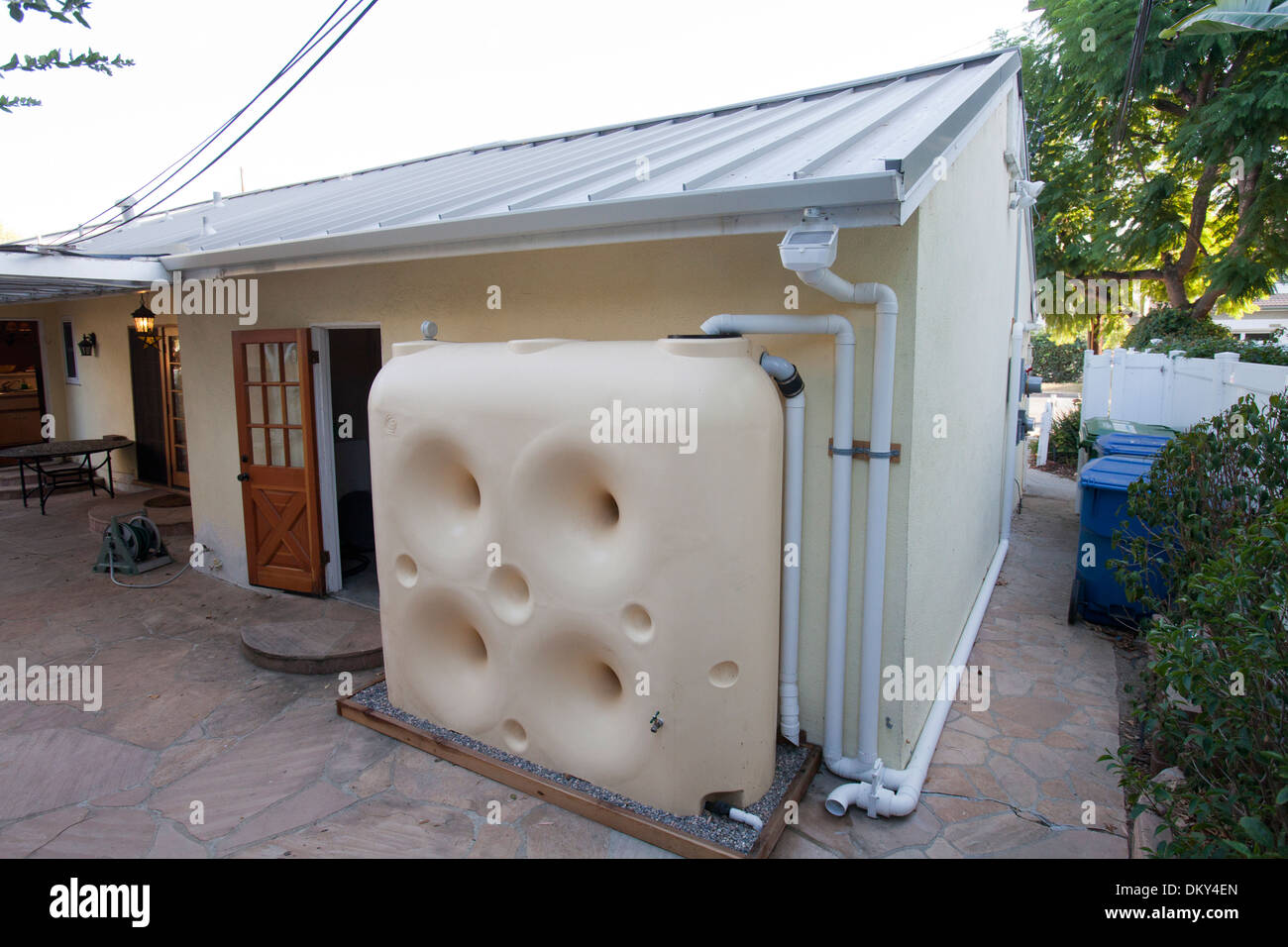 Rainwater harvesting system on a Green home that is off the grid. Los