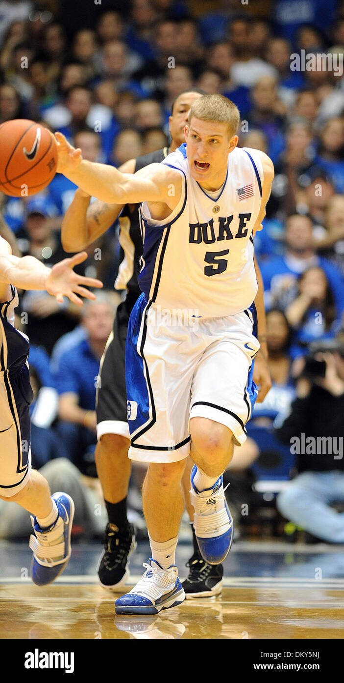 Jan 17, 2010 - Durham, North Carolina; USA - Duke University Blue Devils (5) MASON PLUMLEE chases a loose ball as the Duke University Blue Devils defeated the Wake Forest Demon Deacons with a final score of 90-70 as they played at Cameron Indoor Stadium located in Durham. Copyright 2010 Jason Moore. (Credit Image: © Jason Moore/ZUMApress.com) Stock Photo