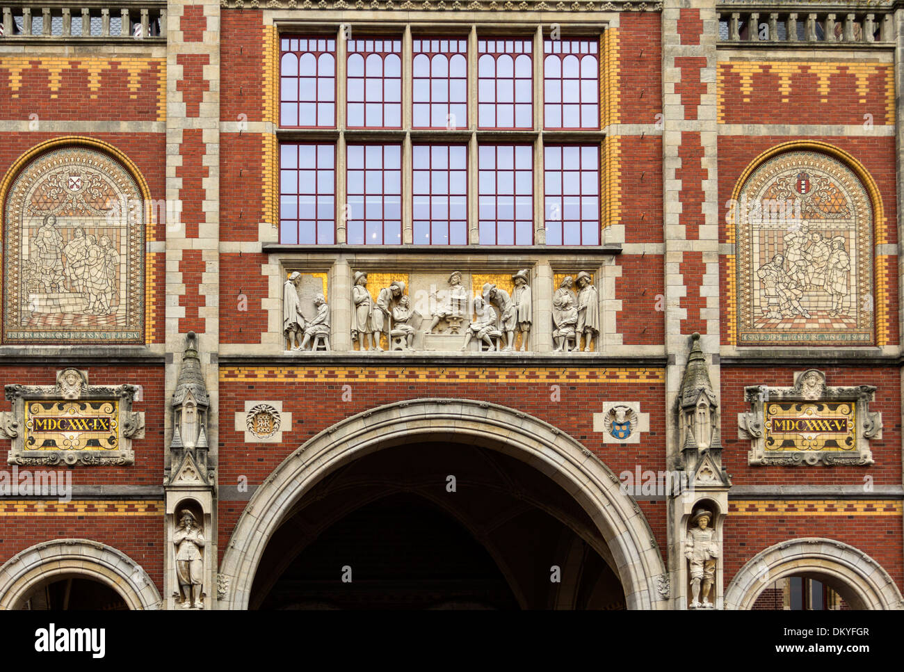 AMSTERDAM RIJKSMUSEUM WALL DETAIL OF FRIEZE AND STATUES OVER THE ROADWAY ARCH Stock Photo