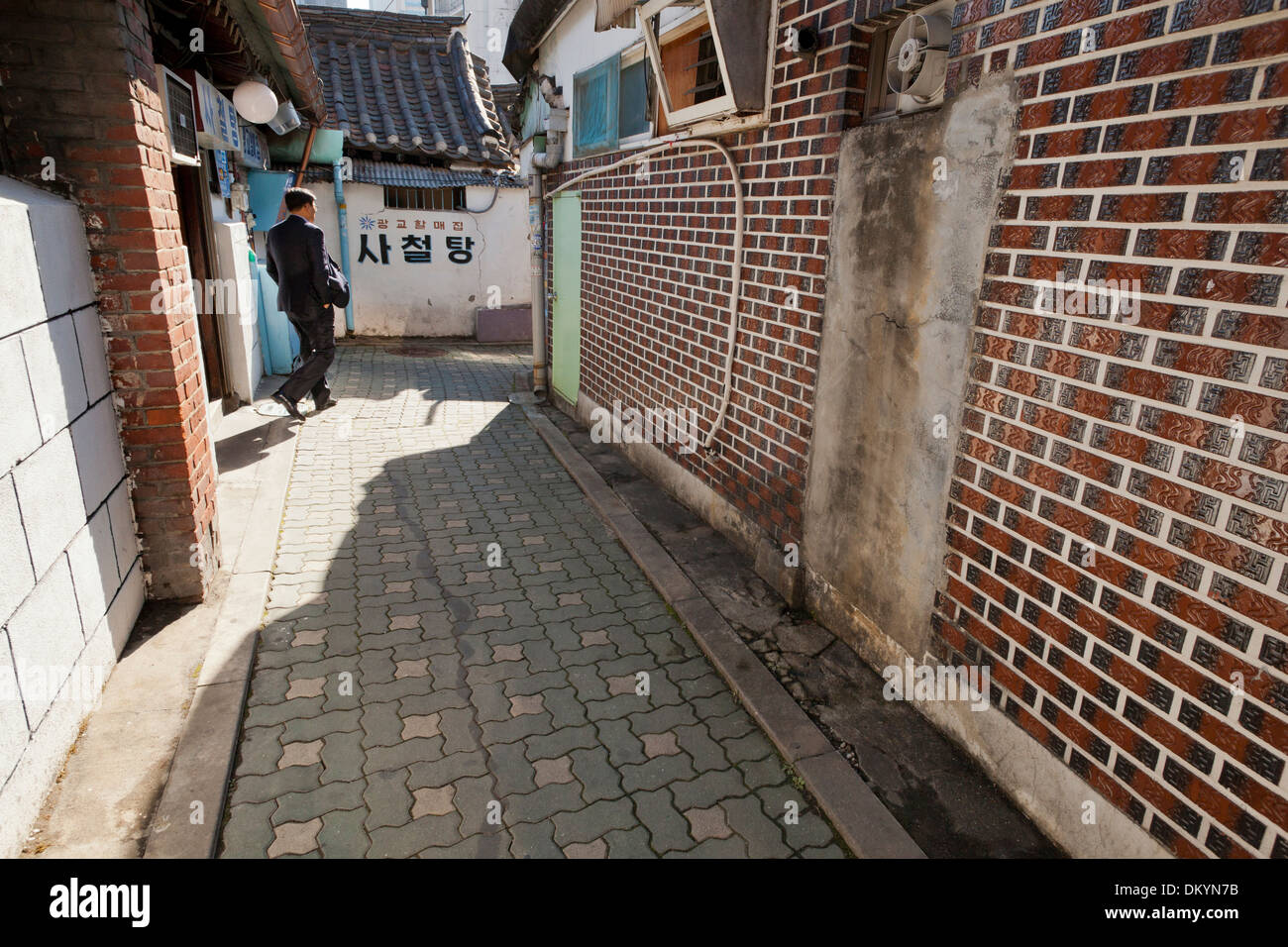Typical golmok (alleyway) - Seoul, South Korea Stock Photo