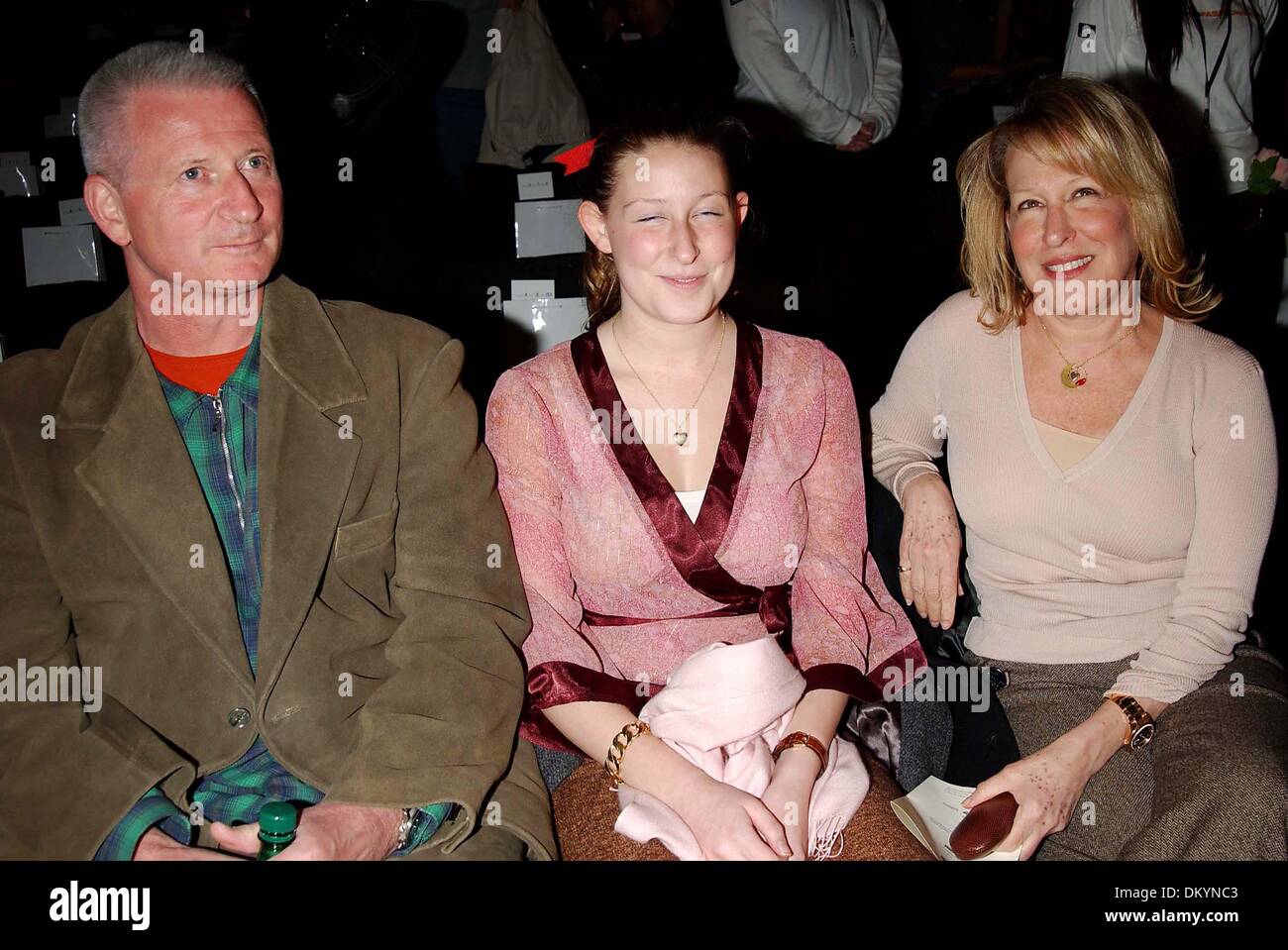 July 3, 2001 - K41650AR.OLYMPUS FASHION WEEK: '' ZAC POSEN '' FALL 2005  COLLECTION (CELEB) AT BRYANT PARK, NEW YORK CITY 02-10-2005. ANDREA  RENAULT- ASHLEY OLSEN ANNE HATHAWAY(Credit Image: © Globe  Photos/ZUMAPRESS.com Stock Photo - Alamy