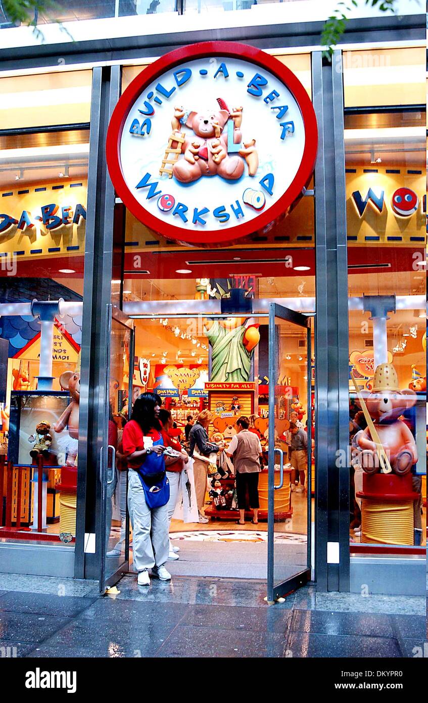 Nov. 27, 2001 - K44034AR.THE GRAND OPENING OF THE BIGGEST ''BUILD-A-BEAR'' WORKSHOP STORE IN THE WORLD..5TH AVE. NEW YORK CITY..07-08-2005. ANDREA RENAULT /    2005.(Credit Image: © Globe Photos/ZUMAPRESS.com) Stock Photo