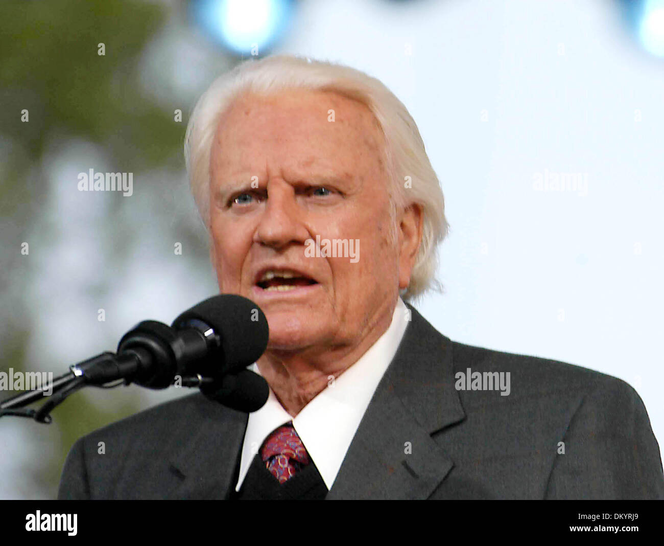 May 11, 2002 K43916AR.GREATER NEW YORK BILLY GRAHAM CRUSADE IN