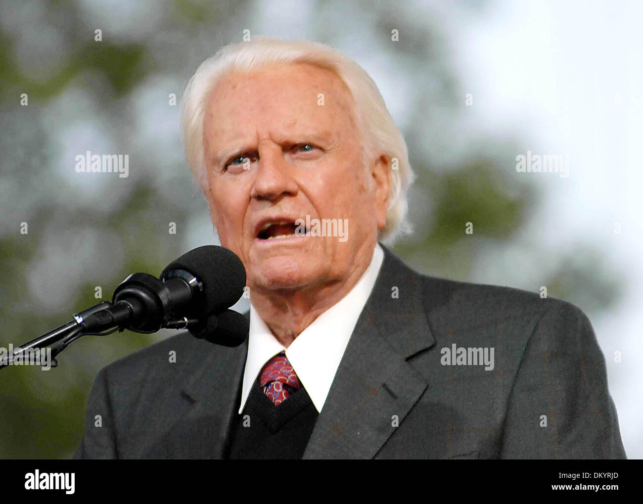 May 11, 2002 K43916AR.GREATER NEW YORK BILLY GRAHAM CRUSADE IN