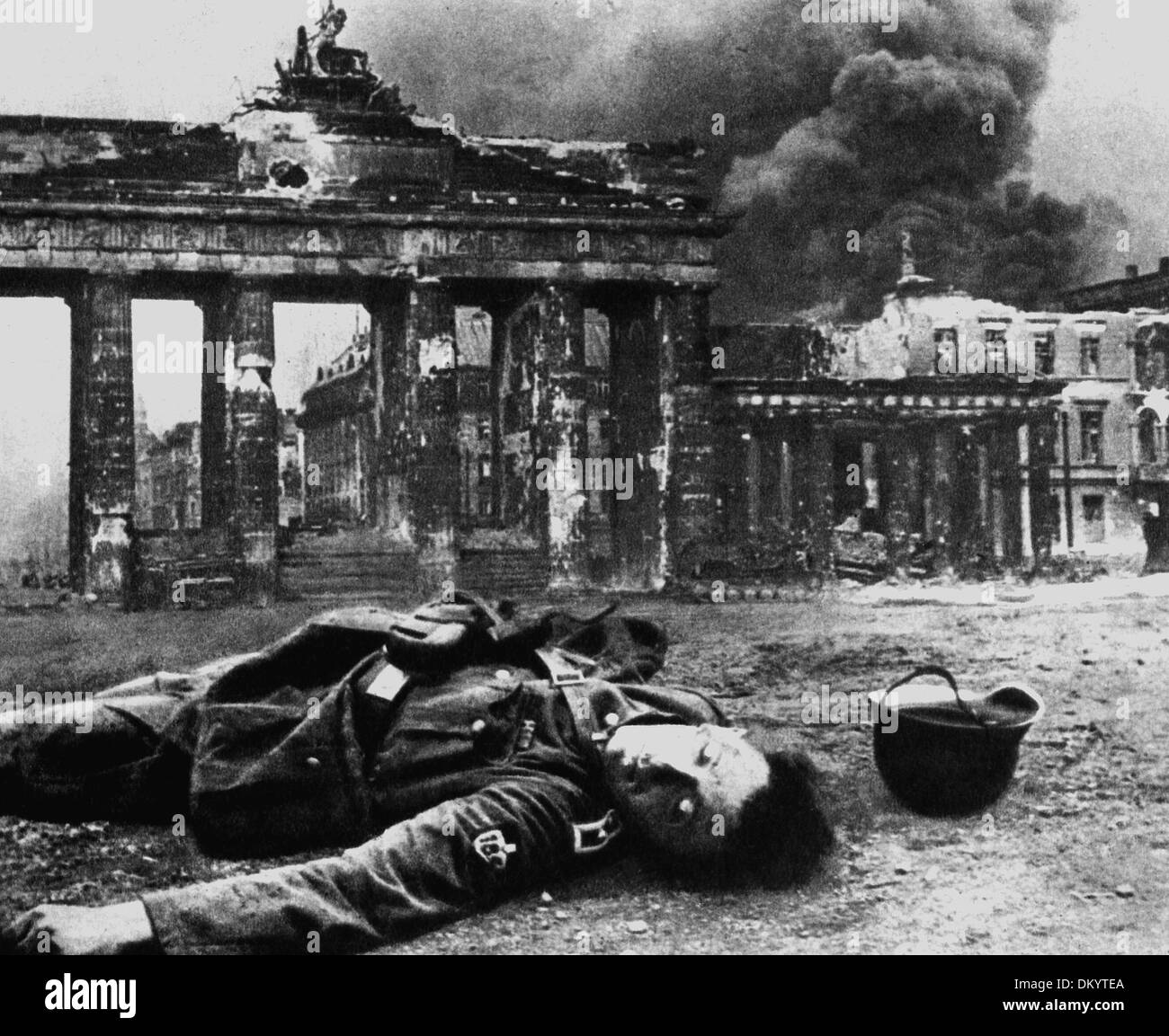 A dead soldier of the German Wehrmacht is pictured in front of the Brandenburg Gate in Berlin, Germany, in April/May 1945. Fotoarchiv für Zeitgeschichte Stock Photo