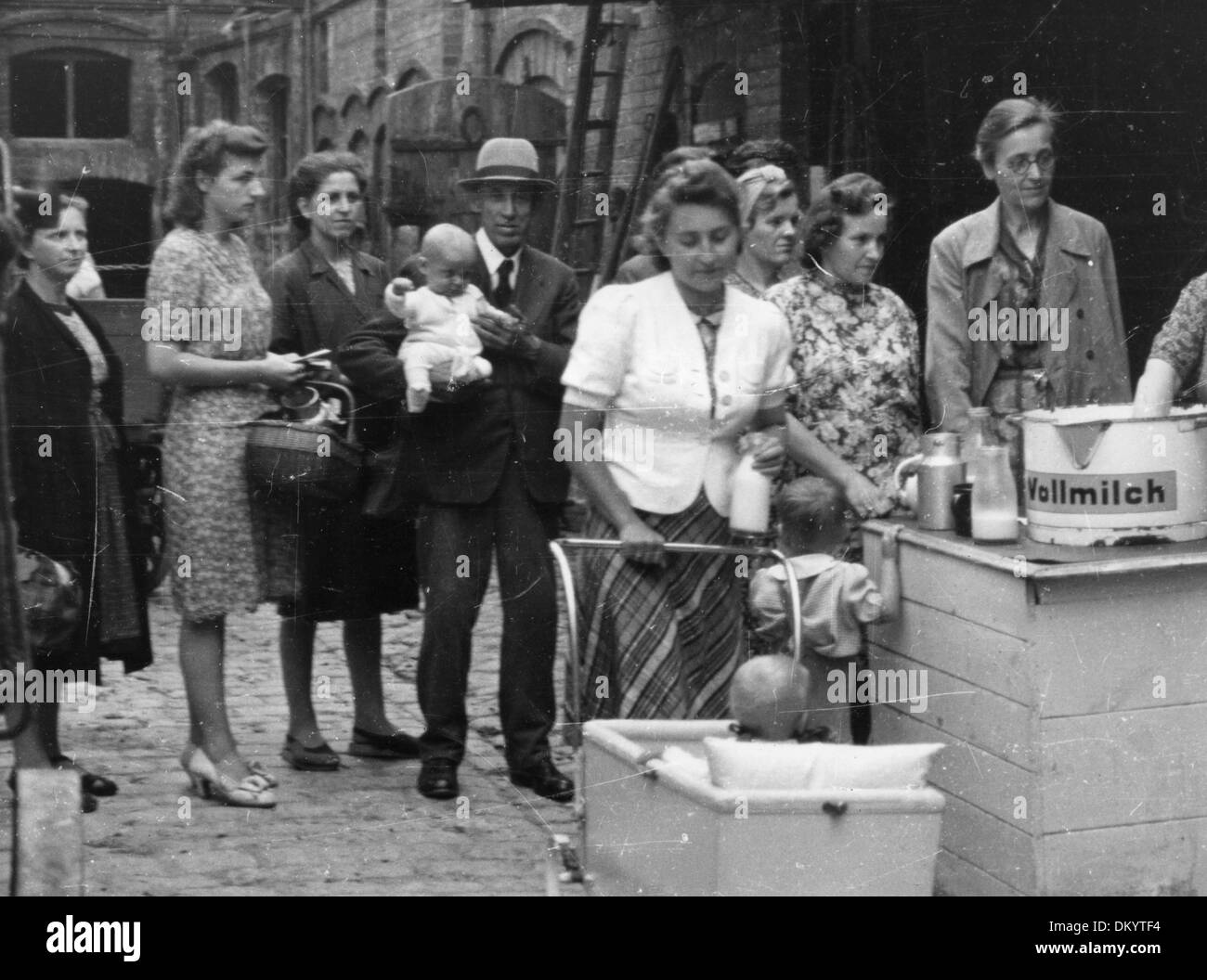Second world war food shortage hi-res stock photography and images - Alamy