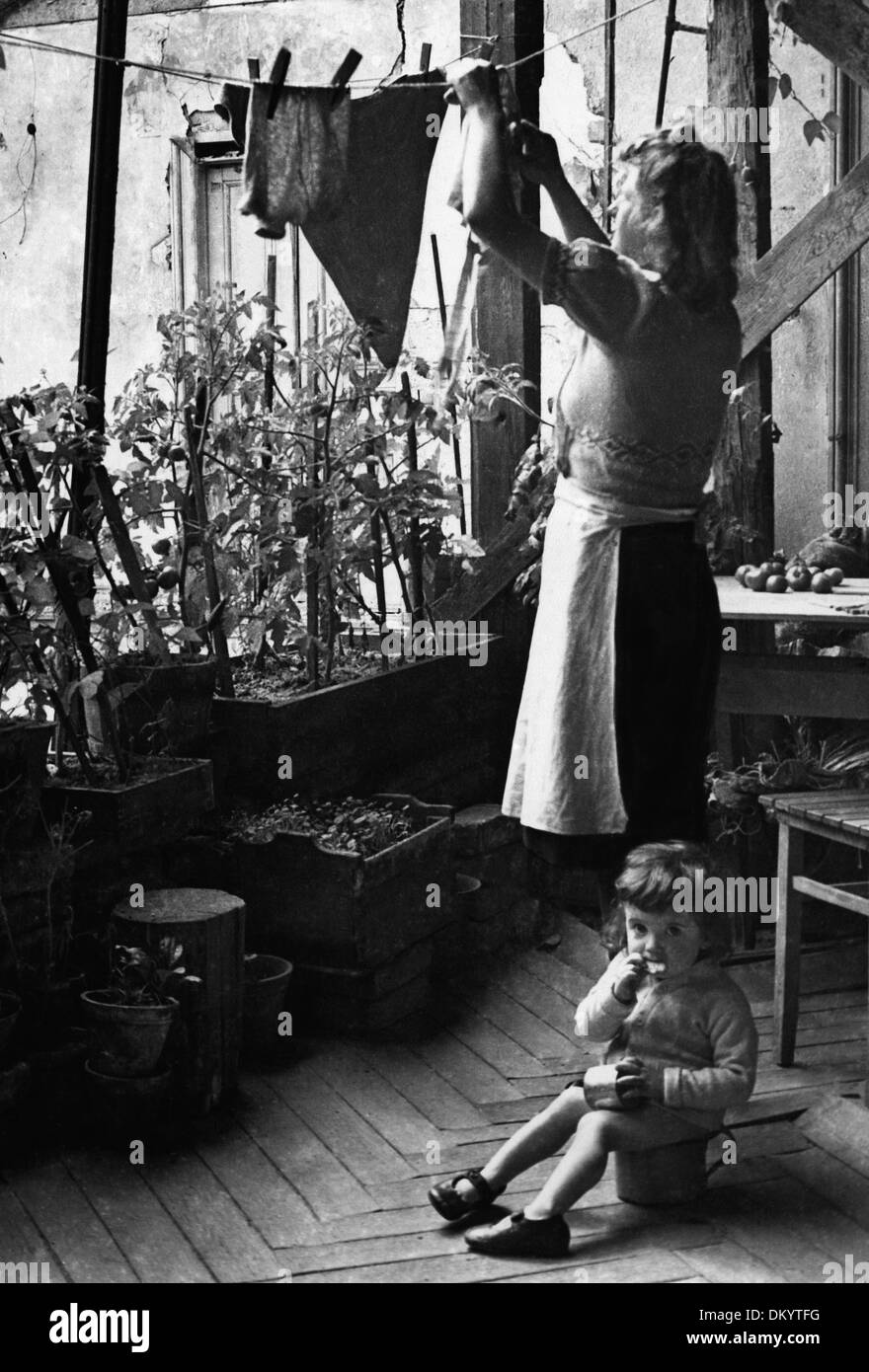 Everyday life after the end of the war in 1945 - Living between tomato plants, fire walls and windows without glass: a flat in the Berlicher Strasse in Tempelhof. Photo: Berliner Verlag/Archiv Stock Photo