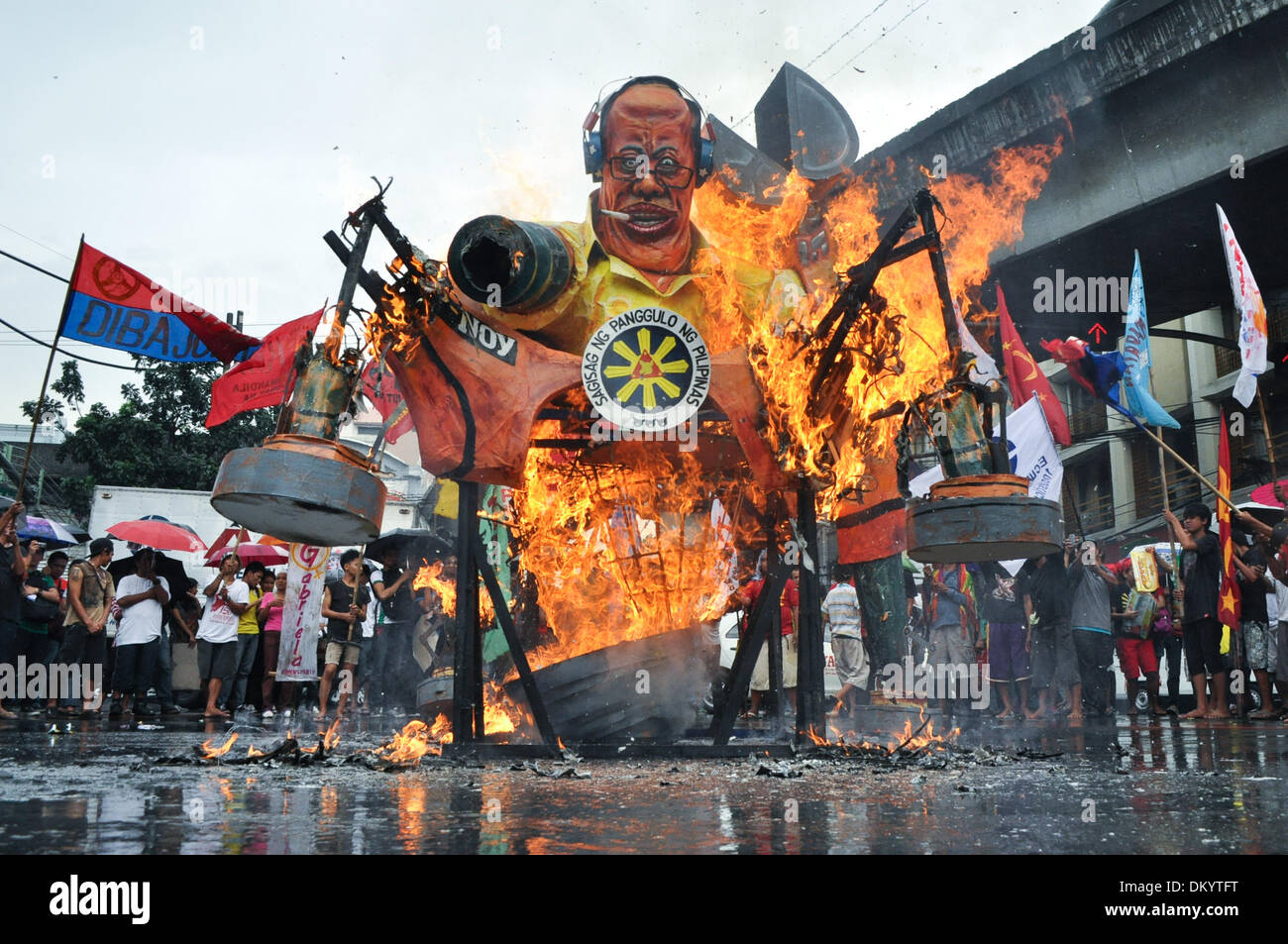 Manila, Philippines. 10th Dec, 2013. Protesters set an effigy on fire as they commemorate the 65th International Human Rights Day, part of the national protest held outside the Presidential Palace in Mendiola, Manila on Tuesday, 10 December 2013. Protesters expressed their disgust with the rise of human rights abuse cases and demanded justice for all the victims of state atrocities.Photo: George Calvelo/NurPhoto Credit:  George Calvelo/NurPhoto/ZUMAPRESS.com/Alamy Live News Stock Photo