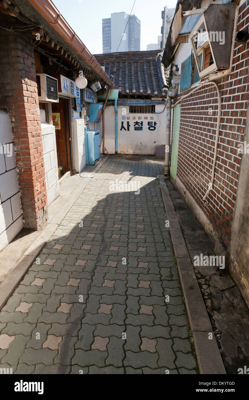 Typical golmok (alleyway) - Seoul, South Korea Stock Photo