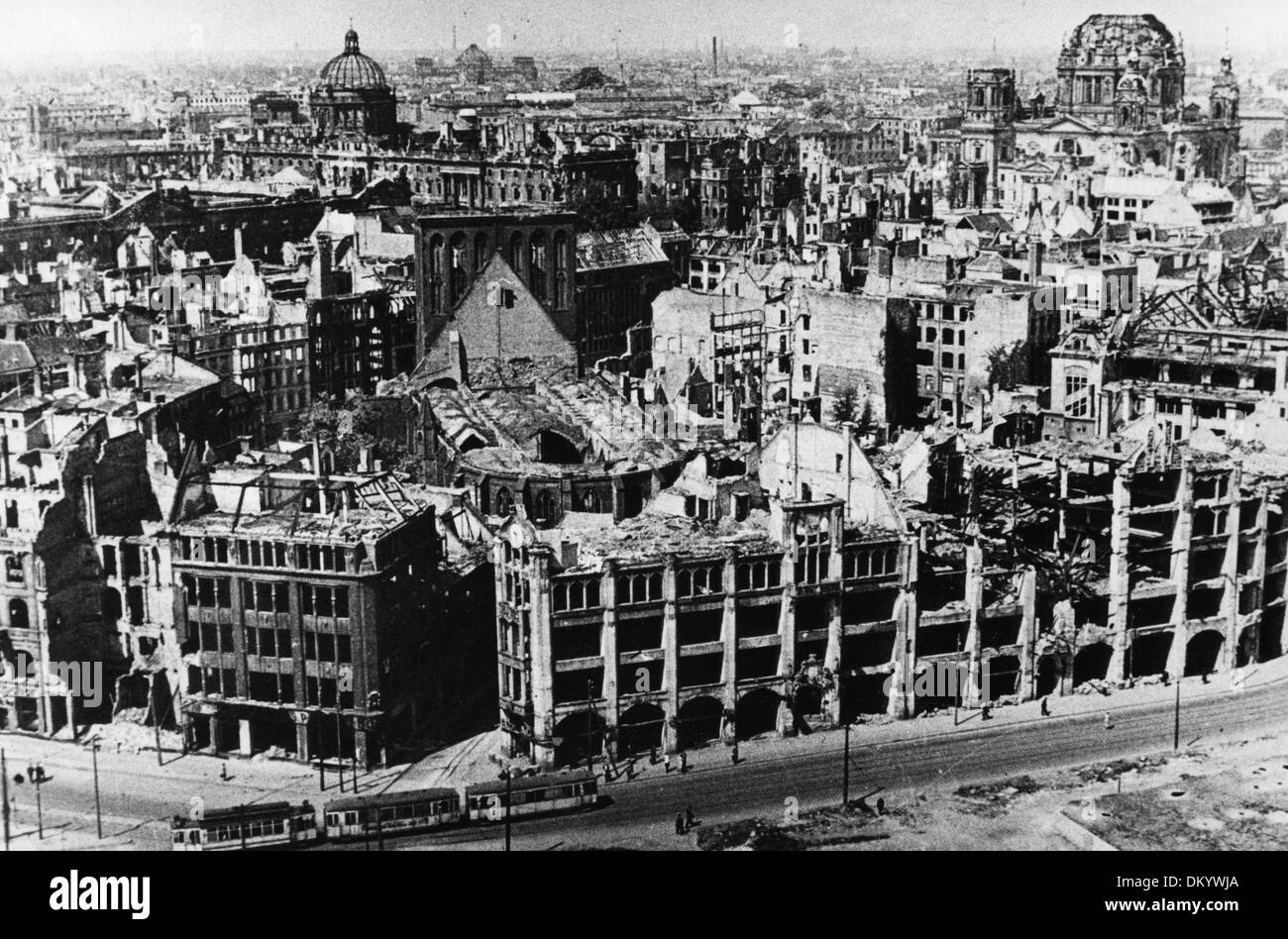 View over the ruins of the Nikolaiviertel in Berlin after the end of World War II in 1945 - in the foreground, the destroyed St. Nicholas' Church, to the left, the dome of the Stadtschloss Berlin, in the background the Reichstag. To the right, the Berlin Cathedral. Fotoarchiv für Zeitgeschichte Stock Photo