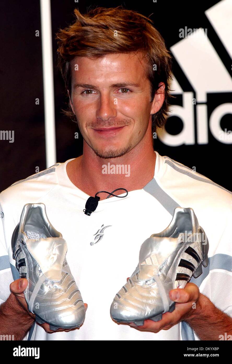 Oct. 21, 2001 - K43542AR.SOCCER SUPERSTAR DAVID BECKHAM AND ADIDAS TO  UNVEIL HIS NEW PREDATOR PULSE BOOT AND PREDATOR PRODUCT LINE. ADIDAS SPORT  PERFORMANCE STORE, NEW YORK CITY. 06-01-2005. ANDREA RENAULT-(Credit Image:  ©