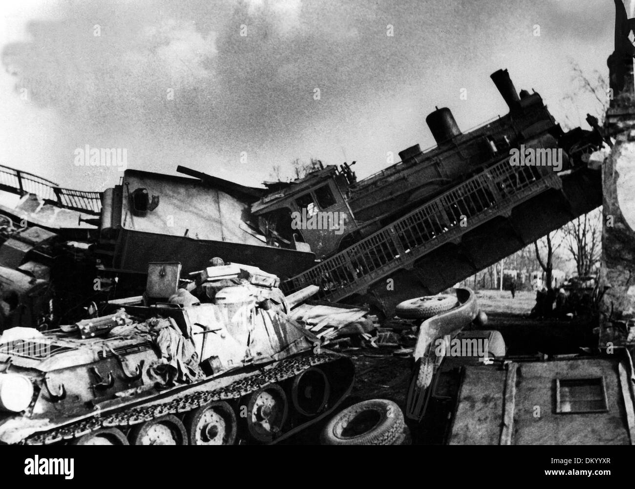 End of the war in Berlin in 1945 - a tank is pictured under a collapsed railway bridge. 140 of the 225 bridges of Berlin were blown up by German demolition squads in 1945. Fotoarchiv für Zeitgeschichte Stock Photo