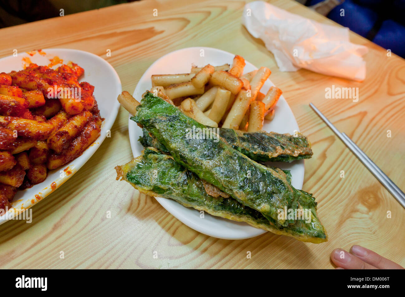 Korean rice cake and other fried snacks (Tteokbokki) - South Korea Stock Photo
